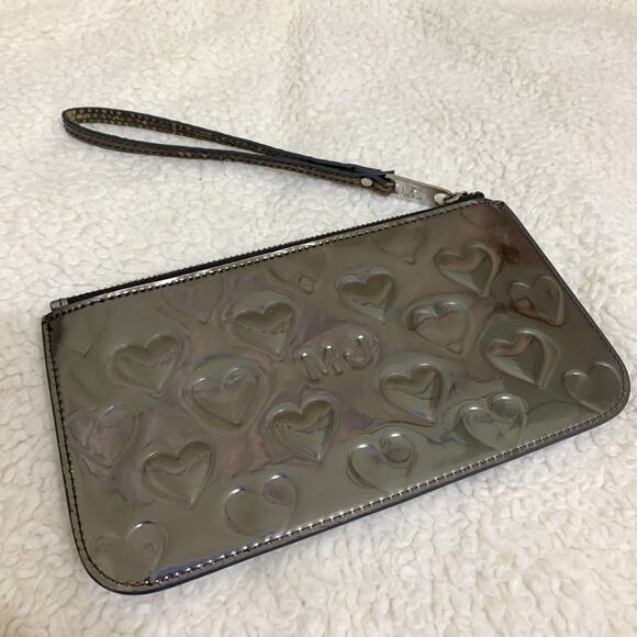 MARC JACOBS MJ Hearts Logo Embossed Silver Mirror Metallic Flat Wristlet - Picture 4 of 14